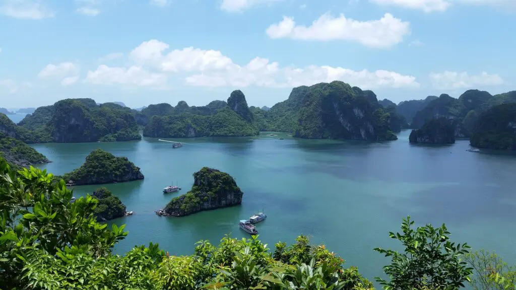 Ha Long Bay - A Must see attractions when visit Vietnam
