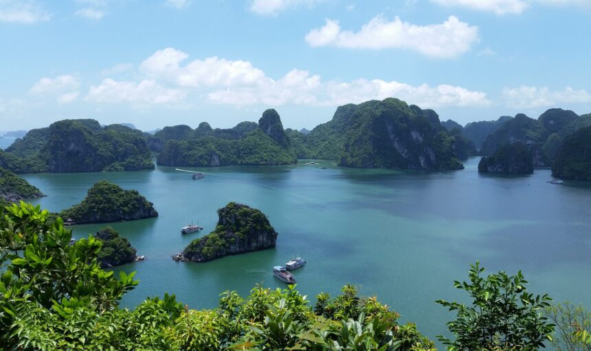 Ha Long Bay – a scenic spot that cannot be missed when coming to Vietnam